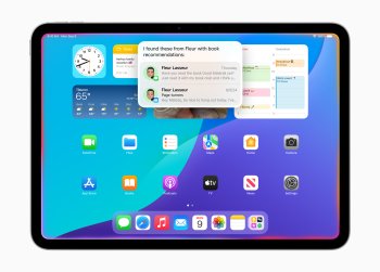 Siri v iPadOS 18 je nyní přirozenější a flexibilnější s novým elegantním designem, kdy okraje obrazovky září při její aktivaci.