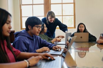 Apple slaví Světový den učitelů spuštěním nových bezplatných vzdělávacích zdrojů pro učitele a studenty, zaměřených na podporu kreativity ve výuce, a speciálních kolekcí v rámci služeb Apple.