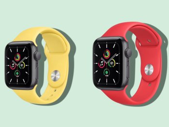 Apple Watch s červeným a žlutým sportovním náramkem na pastelovém pozadí.