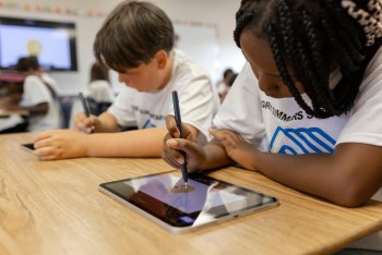 Boys & Girls Clubs of America ve spolupráci s iniciativou Apple Community Education Initiative spustili program BGCA Innovate, zaměřený na výuku programování a rozvoj kreativity ve vybraných klubech v USA a Německu.