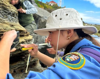 V táboře EcoLogik Institute získávají dívky a mladé ženy, jako je Addison Shapiro (na fotografii), příležitost prohloubit svůj vztah k přírodě prostřednictvím učňovských programů a dalších pracovních zkušeností.