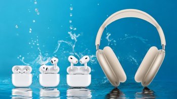 Apple AirPods a AirPods Max před vodním pozadím, symbolizující péči a ochranu před poškozením vlhkostí