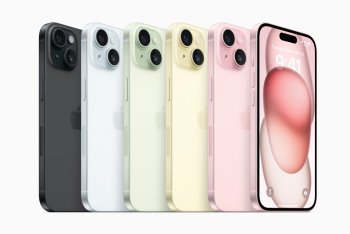 iPhone 15 v pěti barvách - černá, bílá, žlutá, zelená a růžová. Představuje moderní design a stylové barevné varianty pro rok 2023.