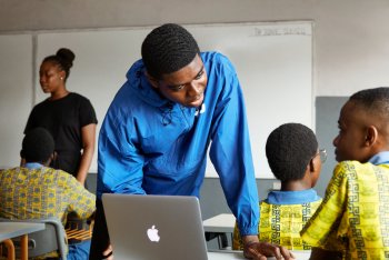 Apple podporuje program HBCU C² na Tennessee State University od roku 2019, přinášející programování a kreativitu na HBCU kampusy po celé USA. Tento program byl nedávno rozšířen i na školy v Monrovii, Jižní Africe, a Ghaně (na obrázku).