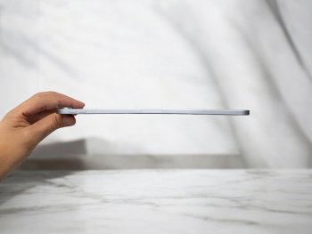 Mírně ohnutý iPad Pro zobrazený z boku. Tento častý problém u iPadů Pro se týká deformace zařízení, aniž by byla ovlivněna jeho funkčnost. Jak opravit nebo zabránit dalšímu poškození?