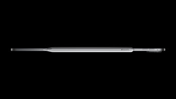 Apple iPad Pro s Apple Pencil Pro z boku – Elegantní a tenký design iPad Pro 2024 s Apple Pencil Pro. Oba produkty ukazují své prémiové zpracování a pokročilou ergonomii pro profesionální kreativní využití.