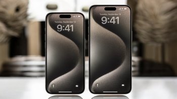 Dva modely iPhone 15 Pro a Pro Max vedle sebe, zobrazené s uzamčenou obrazovkou a elegantním designem.