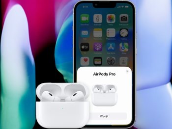 iPhone 13 Pro s iOS 16 a AirPods Pro během párování s dialogovým oknem na displeji. Obrázek ilustruje snadný proces připojení AirPods k iPhonu.