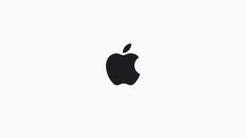 Černobílé logo společnosti Apple na bílém pozadí, symbolizující globální technologickou značku známou pro inovace a špičkové produkty jako iPhone, Mac, a Apple Watch. Použito v článku o změnách ve vedení Apple, kde Kevan Parekh nahradí Lucu Maestriho