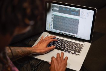 Fresh Ayr používá Logic Pro na svém MacBooku Pro, aby vylepšil beat, který vytváří pro skupinový projekt Stricklanda a Montgomeryho.