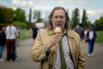 Seriál Slow Horses získal nominaci na Emmy v kategorii Nejlepší dramatický seriál a hlavní hvězda Gary Oldman byl nominován na Nejlepšího herce v dramatickém seriálu.