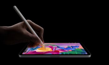 Pokročilé funkce Apple Pencil Pro, jako je stisk, otáčení a haptická odezva, usnadňují tvorbu mistrovských děl v aplikacích jako Procreate intuitivněji než kdy dříve.