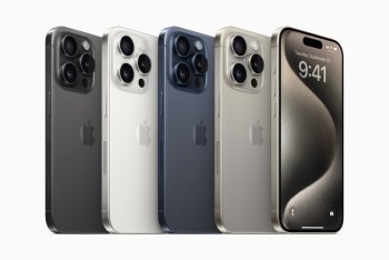 Barevné možnosti pro Apple iPhone 15 Pro: modrá, přírodní titan, bílá a černá titanová. Prémiový design s pokročilými funkcemi a titanovým rámem.