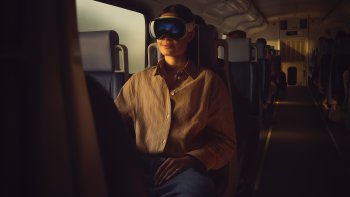 Uživatelé Apple Vision Pro mohou nyní v Cestovním režimu vybrat možnost jízdy vlakem, což jim umožňuje při dojíždění pracovat v naprostém soukromí nebo si na obří obrazovce užívat své oblíbené filmy a seriály.