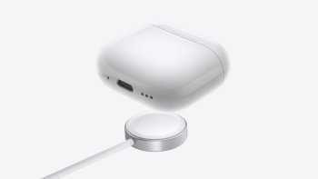 Sluchátka AirPods 4 s aktivním potlačením hluku se nabíjejí pomocí nabíjecího kabelu USB-C, nabíječky s certifikací Qi nebo nabíječky Apple Watch.