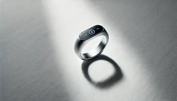 Ultra-realistický obrázek jednoho chytrého prstenu na minimalistickém bílém pozadí. Prsten z kvalitního platinového materiálu s elegantním a jednoduchým designem a subtilně integrovaným digitálním rozhraním. Ideální pro články zdůrazňující minimalist