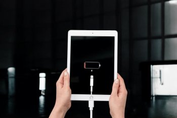 Zjistěte 10 efektivních způsobů, jak nabít iPad bez originální nabíječky. Od powerbanky, solární nabíječky až po USB porty či nabíječku pro Android. Praktické tipy a rady, jak udržet váš iPad v provozu i v nouzových situacích!