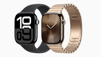 Srovnání dvou modelů Apple Watch Series 10 v různých stylech. Na obrázku vlevo jsou Apple Watch Series 10 v černé barvě s minimalistickým ciferníkem, napravo elegantní zlatá verze s kovovým páskem. Stylové chytré hodinky pro každodenní použití.