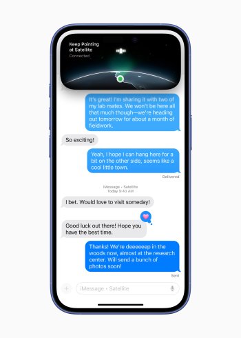 Systém iOS 18 umožňuje odesílat a přijímat zprávy přes satelit, včetně textů, emoji a Tapbacks, prostřednictvím iMessage a SMS, když není dostupné mobilní nebo Wi-Fi připojení.