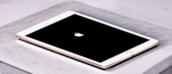 iPad se zasekl na černé obrazovce s logem Apple při spouštění.