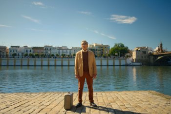 Seriál The Reluctant Traveler With Eugene Levy je prvním původním dokumentárním seriálem Apple, který byl oceněn nominací v kategorii Nejlepší hostovaný nefiktivní seriál nebo speciál.