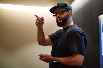 Funkový hudebník Prophet Guillory, který je zároveň vedoucím oddělení Spatial Audio ve společnosti Apple Music Artist Services, nabídl studentům cenné poznatky během své přednášky o budoucnosti hudební produkce.