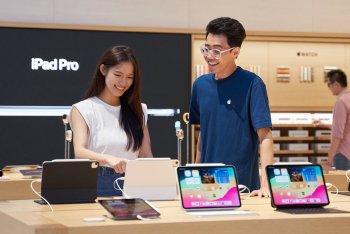 Na stolech a uličkách v prodejně najdou zákazníci novou řadu iPadů, včetně úžasného nového iPadu Pro s M4.