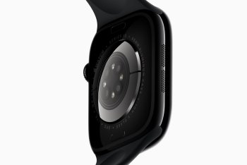 Inovativní kovová zadní část Apple Watch Series 10 elegantně integruje anténu přímo do těla hodinek, čímž spojuje dvě vrstvy v jediný celek pro zajištění hladšího a modernějšího designu.