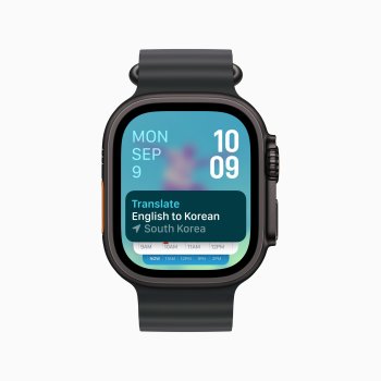 Chytrá sada na Apple Watch automaticky navrhne widget aplikace Přeložit, pokud uživatelé cestují do oblasti s jiným jazykem, než který mají nastavený ve svých Apple Watch, což zajišťuje rychlý přístup k překladům přesně v momentě, kdy je potřebují.
