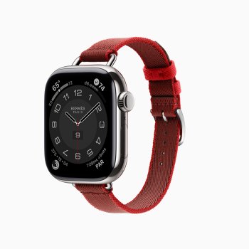 Twill Jump Attelage je úzký, jemný Hermès pásek pro jedno ovinutí, s kontrastním okrajem a hedvábným vzhledem. Tento elegantní a rafinovaný design dodává Apple Watch dotek luxusu, zatímco jeho jemná textura poskytuje pohodlí při každodenním nošení.