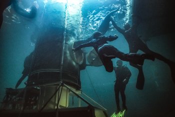 Herec filmu Submerged absolvovali náročné nácviky kaskadérských scén, aby zajistili kontinuitu a realismus mezi jednotlivými záběry.